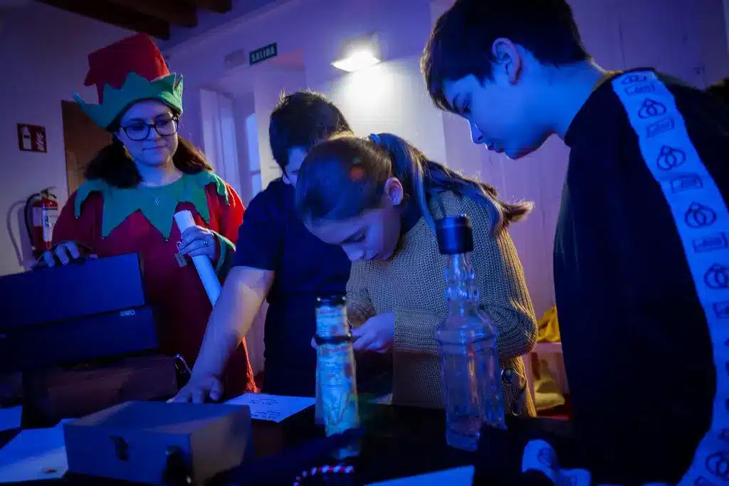 Gente joven haciendo un escape room